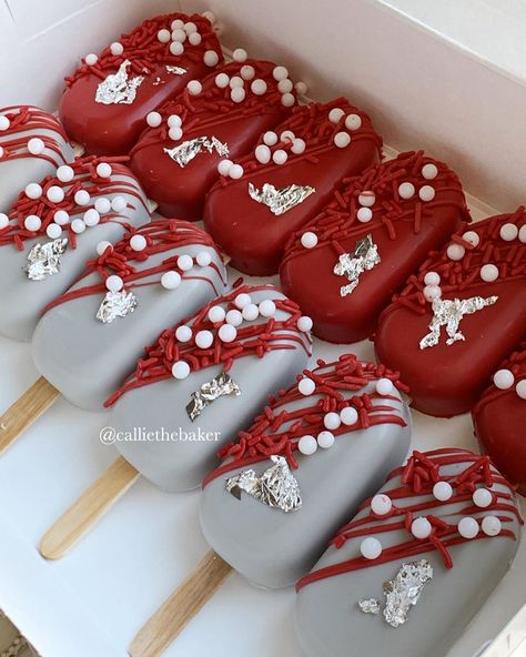 Cake Pop Decorating, Oreo Pops, Sugar Art, Chocolate Covered, Silver Leaf, Cake Pops, Gingerbread Cookies, Oreo, Gingerbread