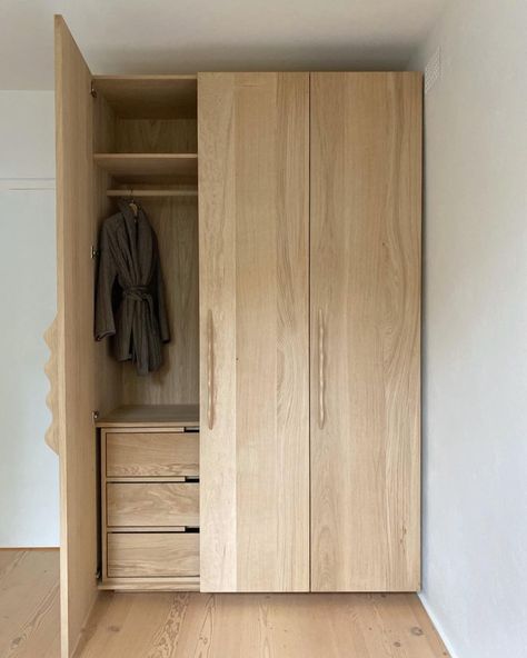 @taylormade.co on Instagram: “European oak wardrobe installed over the weekend” Garage Kasten, Bedroom Bedside Table Ideas, Interior Design Girls Bedroom, Bedside Table Ideas, Single Door Wardrobe, Clothing Rack Bedroom, Minimalist Bedroom Furniture, Avalon Beach, Bedroom Wardrobe Design