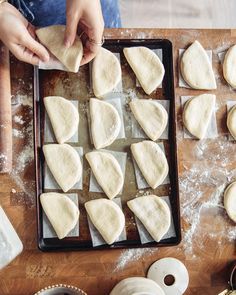 A detailed recipe on how to make vegan steamed bao buns (gua bao) at home. They're so light and fluffy! Bao Buns Vegetarian, Magic Dough, Steamed Bao Buns, Cinnamon Recipe, Steam Buns, Steamed Bao, Gua Bao, Bamboo Steamer, Baking Goods