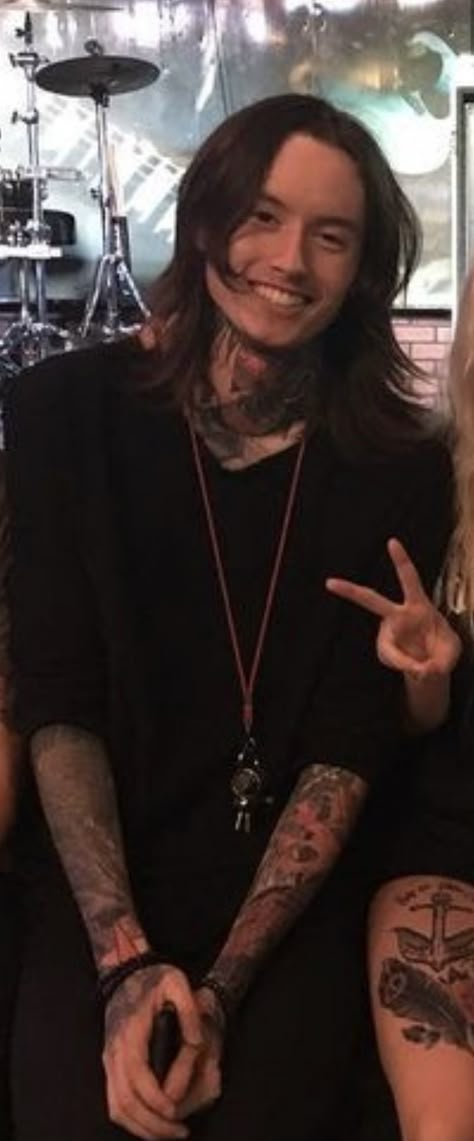 Noah Sebastian Wolf Cut, Band Outfits Men, Noah Sebastian Smiling, Noah Sebastian Smile, Noah Sebastian Hands, Bad Omens Tattoo Ideas, Noah Sebastian Long Hair, Noah Sebastian Boyfriend Material, Noah Sebastian Wallpaper