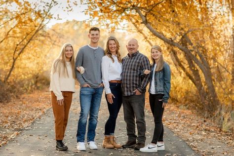 Older Siblings Photoshoot, Teenage Family Photoshoot, Adult Siblings Photoshoot, Family Of 6 Picture Poses Older Kids, Older Sibling Photo Shoots, Family Of 5 Picture Ideas Older Kids, Sibling Photoshoot Ideas Older, Family Photos Adult Children, Adult Sibling Photography Poses