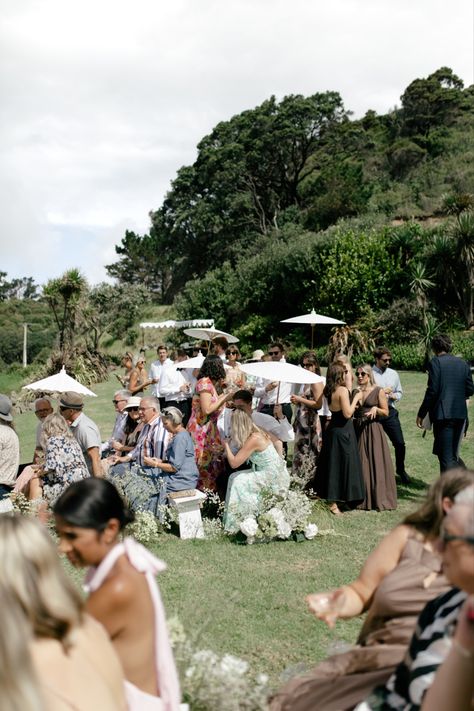 Picnic Wedding Dress, Garden Party Ceremony, Polo Wedding, Parasols Wedding, Wedding With Parasols, White Umbrella Wedding Ceremony, Wedding Umbrella, White Umbrella Wedding, Wedding Parasols Ceremony