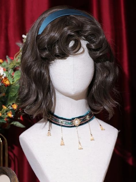 This wig embodies the essence of 1960s American retro short hair, featuring charming egg roll curls. The ends are designed with an adorable outward flip, reminiscent of girls in classic vintage films. It exudes elegance and cuteness, perfect for achieving a ladylike and sweet look.  The price includes one wig only. 1995 Hairstyles Women, Hoco Hair For Short Hair, Creepy Hairstyles, Reference Hair Drawing, Cute Vintage Hairstyles, Vintage Hairstyles Short Hair, 40s Style Hair, Short Fairy Hairstyles, Retro Short Hair