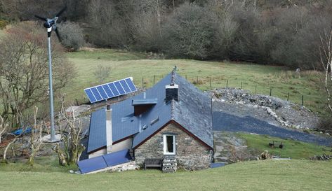 Living off-grid isn’t as crazy as it used to be, and it’s not nearly as difficult or expensive as it once was. Here are some tips for going off the grid. 📷 Phil Rogers/Flickr Off Grid House, Off Grid Power, Energy Companies, Power Grid, Solar Wind, Building Ideas, Off Grid Living, Green Energy, Off Grid