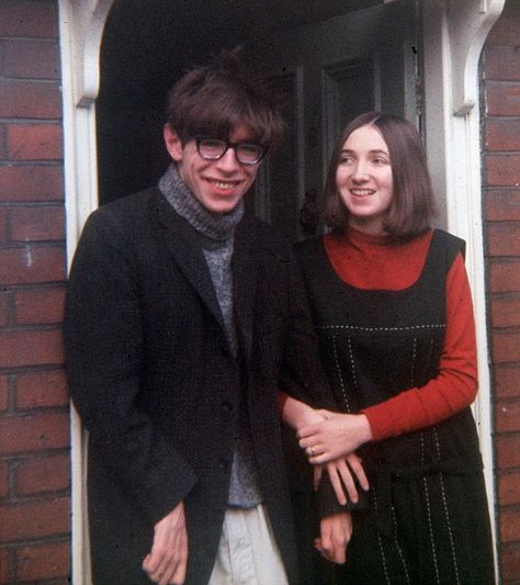 Stephen Hawking and his first wife, Jane - 1960s. [634 x 713] /u/HITMAN616 - Imgur Stephan Hawkings, Steven Hawking, Professor Stephen Hawking, Theory Of Everything, The Theory Of Everything, Photos Rares, Rare Historical Photos, David Gilmour, Cardigan Winter