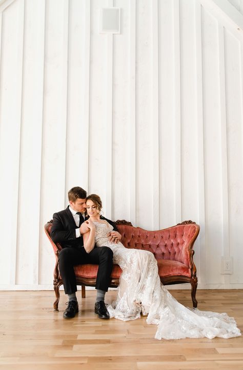 Wedding Photo Ideas Sitting, Wedding Photo Bench, Wedding Pictures On Couch, Bridal Couch Photos, Vintage Sofa Photoshoot, Seated Couple Photos, Vintage Loveseat Wedding, Victorian Couch Photoshoot, Loveseat Photoshoot