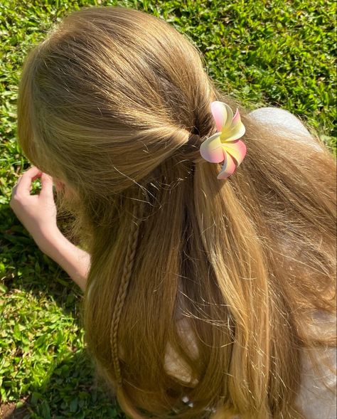 Ig anjulynamay. Long blonde hair. Hairstyles. Flower clip Flowers In Blonde Hair, Hairstyles Flower, Blonde Hair Hairstyles, Beth Greene, School For Good And Evil, Long Blonde, Hair Stuff, Long Blonde Hair, Flower Clip