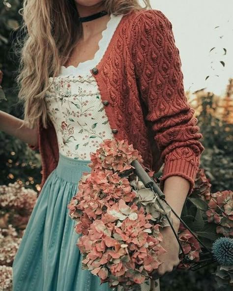 Mode Hippie, Fashion Vogue, Cottagecore Outfits, Bohemian Style Clothing, Lena Hoschek, Look Retro, Tall Fashion, Cottagecore Fashion, Mode Boho