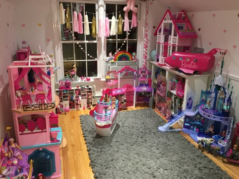 Barbie Barbie Dream House Play Area, Barbie Playroom Ideas, How To Organize Barbie Stuff, Barbie Play Area, Barbie Playroom, Barbie Organization Ideas, Barbie Storage Ideas, Barbie Storage, Barbie Organization