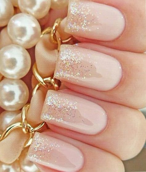 Nude & Glitter Wedding Nails for Brides / http://www.himisspuff.com/wedding-nail-art-desgins/ Pink Wedding Nails, Wedding Nail Art Design, Wedding Manicure, Unghie Nail Art, Wedding Nails Glitter, Wedding Nails For Bride, Wedding Nails Design, Super Nails, Nail Art Wedding