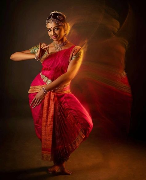 Indian Dancers Artists on Instagram: “Photo by @shalinijainphotography Artist @matangiprasan” Bharathanatyam Photography, Kerala Girl, Bharatanatyam Costume, Bharatanatyam Dancer, Indian Classical Dancer, Bharatanatyam Poses, Dance Of India, Neural Pathways, Dance Picture Poses