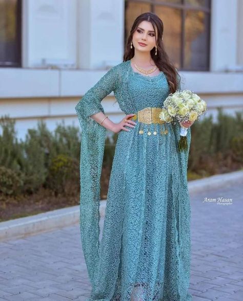 Kurdish Dress, Kurdish Clothes, Bridal Dresses Pakistan, Satin Saree, Girly Images, Asian Style, Traditional Dresses, English Language, Bridal Dresses