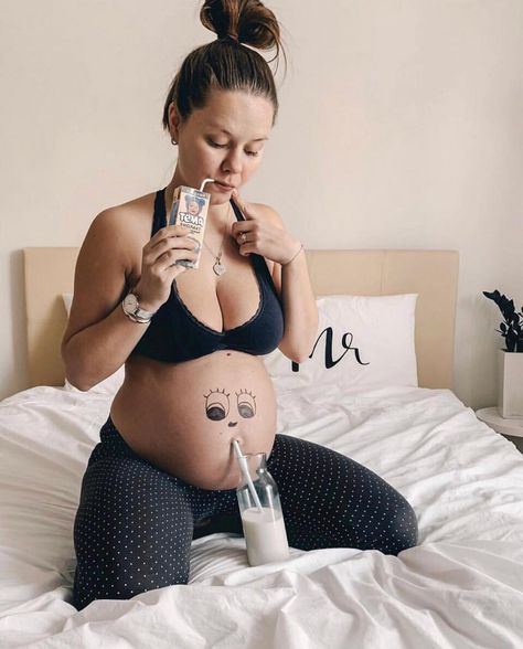 Baby Drinks, Funny Picture, Pregnant Mom, Breast Pumps, Hump Day, Funny Baby, Baby Bump, Baby Party, Baby Bumps