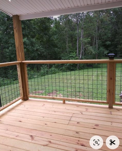 Fence Porch Railing, Porch With Hog Wire Railing, Wire Fence Porch Railing, Porch Railing With Wire, Back Deck Wire Railing, Wild Hog Deck Railing, Fence Deck Railing, Fence Around Deck Patio, Hogwire Porch Railing