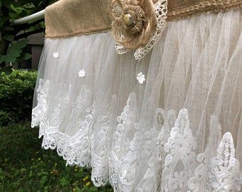 Shabby Chic Window Treatments, Lace Bedroom, Country Kitchen Curtains, Lace Window Treatments, Rustic Window Treatments, Rideaux Boho, Burlap Kitchen, Vintage Lace Curtains, Romantic Kitchen