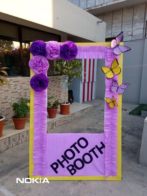 Photo booth ideas Selfie Corner Ideas For Party, Photo Booth Ideas For School, School Reopening Decoration Ideas, Selfie Booth Ideas For School, School Photo Frame Ideas, Diy Selfie Booth, Selfie Stand Ideas, Party Photo Frame Diy, Selfie Point Ideas For College