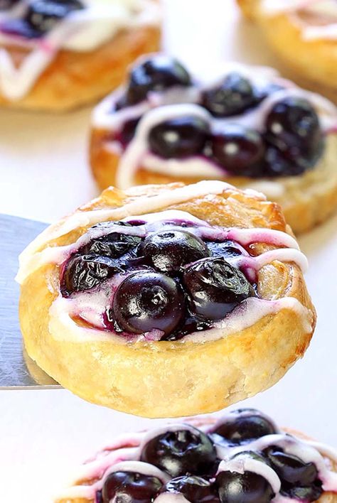 Crescent Roll Recipes Dessert Blueberry, Blueberry Crescent Roll Recipes, Desserts For Brunch, Crescent Roll Cookies, Blueberry Cheese Danish, Blueberry Cream Cheese Danish, Raspberry Danish, Blueberry Danish, Twist Bread