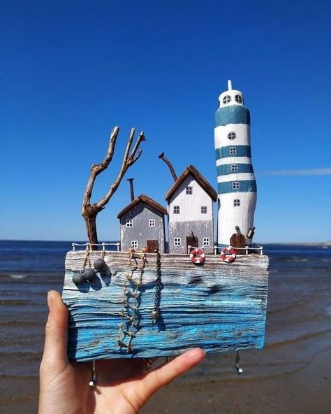 Tre Kunst, Deco Marine, Driftwood Diy, Painted Driftwood, Driftwood Art Diy, Scrap Wood Crafts, Small Wooden House, Driftwood Projects, Driftwood Wall Art