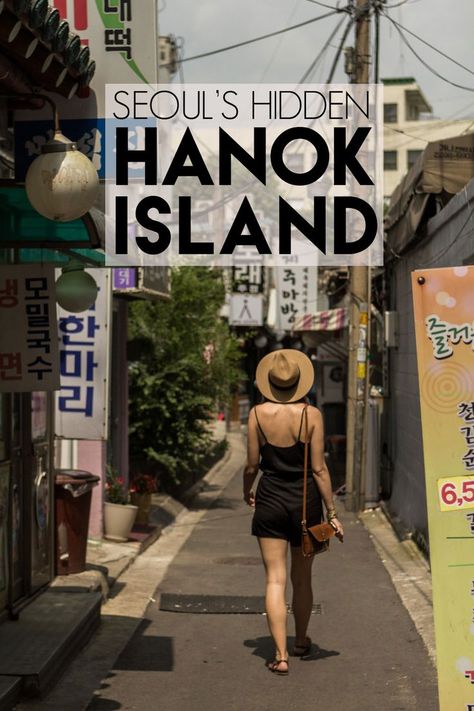 When you think Hanok Village in Seoul you think bukchon or Namsangeol, little did you know that Ikseon Dong Hanok Village is where it's at. Location Aesthetic, Hanok Village, Seoul Korea Travel, North Asia, Korea Trip, Seoul Travel, Village Photos, Korean Stuff, South Korea Travel