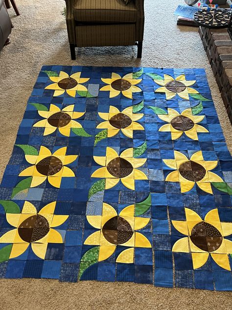 3yd Quilts, Sunflower Quilts Ideas, Sun Flower Quilt Block Pattern, Sunflower Quilt Pattern, Sunflower Fabric Quilts, Quilt Sunflower, Dresden Sunflower Quilt Pattern, Sewing Blankets, Sunflower Quilt