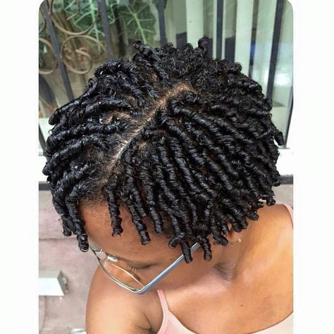 Finger coils. Pinterest: @da'jharayhenriquez Coil Styles, Locking Hair, Comb Coils, Comb Twist, Coiling Natural Hair, Medium Natural Hair Styles, Natural Locs, Finger Coils, Cabello Afro Natural