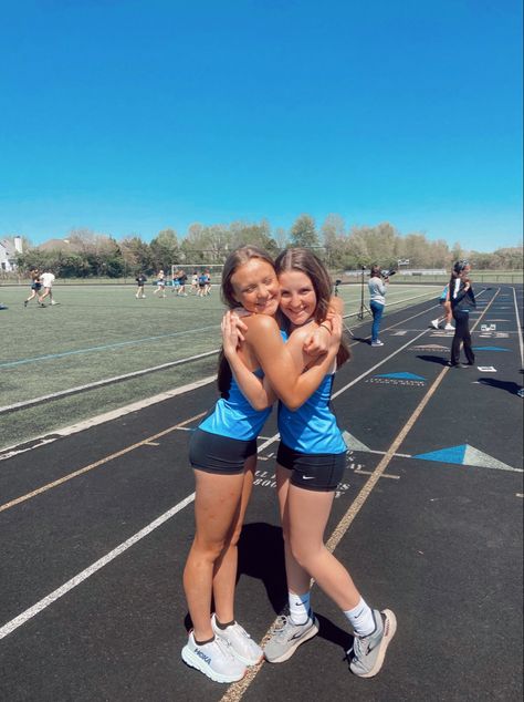 Track And Field Pictures, Girls Sports, Preppy Track And Field, Track Inspo Pics, Cute Track Outfits, Cross Country Picture Poses, Track Pictures Poses Photo Ideas, Track Season, College Athlete Aesthetic