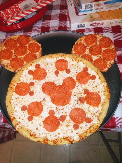 Disney Pizza, Disney Dinner, Disney Food, Pepperoni Pizza, Cute Food, Kids Meals, Pizza, Chef, Disney