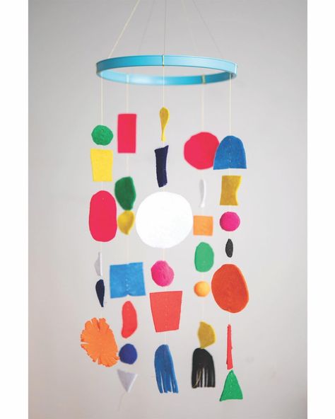 Diy Hanging Mobile, Mobiles Diy, Baby Mobile Diy, Kids Shapes, Mobiles For Kids, Make A Mobile, Paper Mobile, Diy Baby Mobile, Small Couch