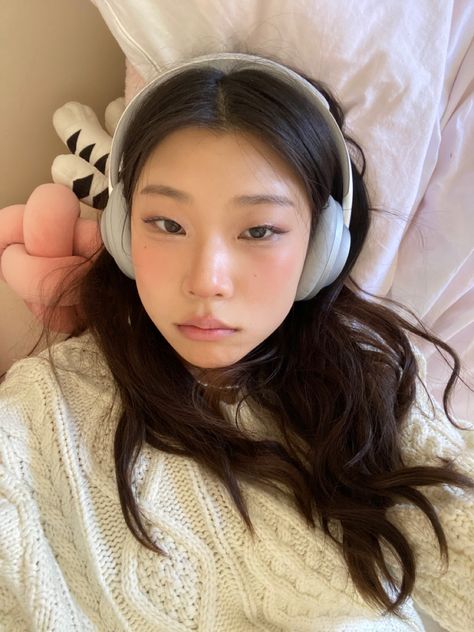 Wonyoung Headphones, Monolid Makeup Korean, Wonyoung Effect, Korean Girl Makeup, Korean Makeup Style, Wonyoung Makeup, Silver Headphones, Rory Gilmore Sweater, Cold Girl Makeup