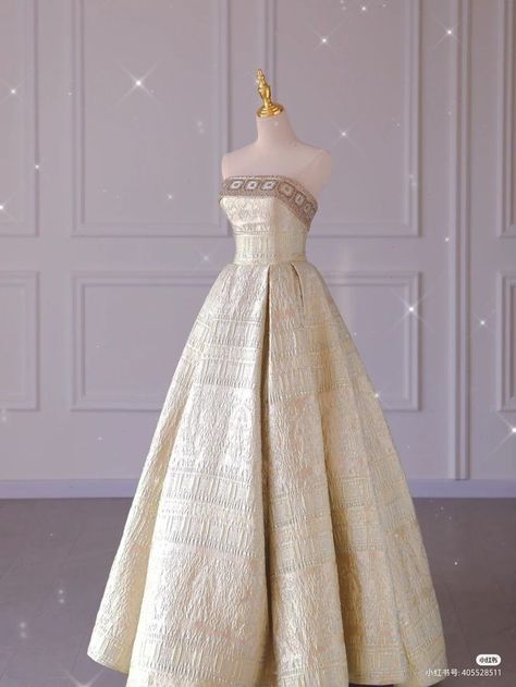 Vintage Luxury Dress, Simple Royal Dress, Classy Ball Gowns, 70s Gown, Street Fashion Inspiration, Modest Street Fashion, Royal Gowns, Patterns Simple, Sparkle Wedding Dress