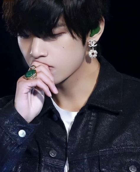 Taehyung Pearl Earring, Taehyung Jewelry, Taehyung Earrings, Bts Jewelry, Channel Earrings, Youtube Ideas, Bts V, Kim Taehyung, Pearl Earrings