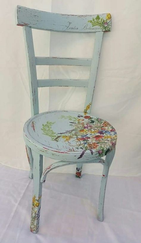 Upcycled Dining Chairs, Decoupage Chair, Painted Wood Chairs, Hand Painted Chairs, Chair Redo, Revamp Furniture, Decoupage Decor, Decoupage Furniture, Diy Furniture Renovation