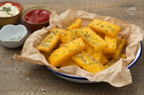 I bastoncini di polenta chips sono croccanti e davvero molto invitanti grazie anche al profumato e sapido mix con cui condirli! Polenta Chips, Polenta Fritta, Ravioli Pasta, La Food, Party Finger Foods, Polenta, Finger Food, Bars Recipes, Soul Food