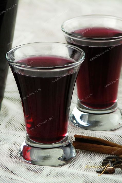 Grape Liqueur Recipe, Grape Ideas, Grape Wine Recipe, Booze Recipes, Cider Alcohol, Grape Brandy, Cordial Recipe, Preserving Recipes, Liquor Recipes