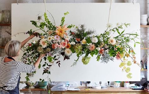 Hanging Flower Arrangements, Wild Flower Arrangements, Flower Arranging Class, Flower Oasis, Flower School, Flower Installation, Hanging Flowers, Flower Display, Floral Arch