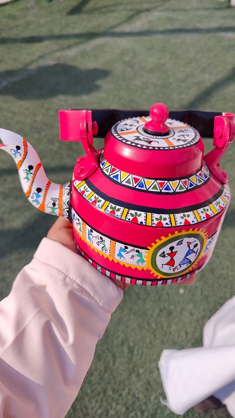 Warli Painting On Kettle, Chai Kettle, Kettle Painting, Painted Kettle, Kettle Art, Thali Chains, Painted Spoons, Hand Painted Wooden Box, Painted Pots Diy