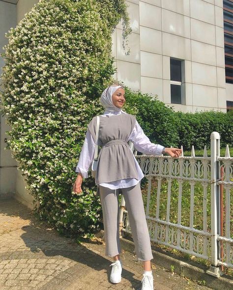 Islamic fashion in minimal sense,best to wear in college and casual outfits Hijab Fashion Summer, Estilo Hijab, Stile Hijab, Street Hijab Fashion, Stylish Hijab, Hijab Trends, Modest Fashion Hijab, Muslim Outfits Casual, Muslim Fashion Hijab Outfits