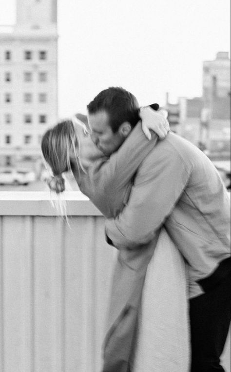 Over The Shoulder Engagement Photo, Engagement Pictures Editorial, Modern Casual Engagement Photos, Engagement Photos Minimalist, Artistic Engagement Photography, Effortless Engagement Photos, Rooftop Engagement Shoot, Blurry Engagement Pictures, Engagement Photos Artistic