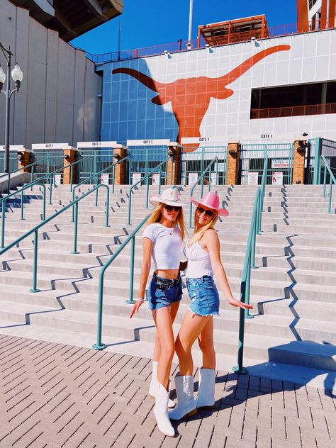 University Of Texas At Austin Aesthetic, Ut Austin Aesthetic, Austin Texas Aesthetic, Austin Texas Outfits, Ut Austin Campus, Texas Vibes, Bachelorette Locations, Texas Outfits, Austin Trip