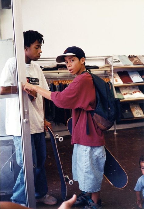 Javier Núñez at Supreme store, Lafayette Street, NYC, 1994 90s Skate Fashion, 90s Skaters, James Jebbia, Skate Photos, 90s Skate, Skateboard Photography, 90s Hiphop, 일본 패션, Skate Style