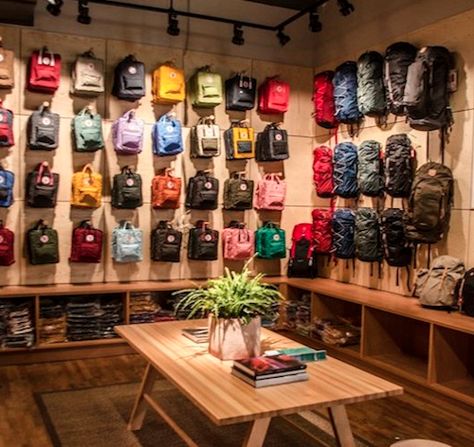 Fjällräven Flagship in New York Bag Store Display Ideas, Bag Store Design, Bag Shop Design, Bag Store Display, Retail Store Layout, Camp Store, Gift Shop Interiors, Backpack Store, Shoe Store Design