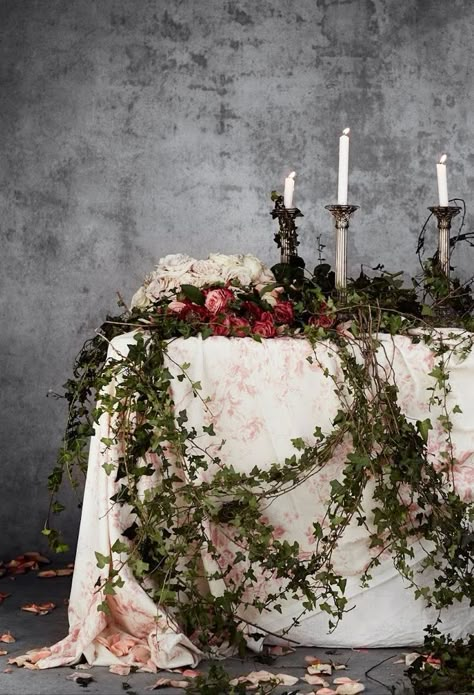 love this over the top almost gothic table decoration of roses and ivy with metal candlesticks and faded floral linens by Cabbages & Roses. Click through for more DIY christmas flower arrangement ideas you'll love to try this holiday season Diy Christmas Flower Arrangements, Gothic Table, Christmas Flower Arrangements, Flower Installation, Flower Company, Arrangement Ideas, Flower Arrangements Simple, Cabbages, Deco Boheme