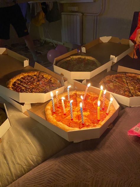 Pizza Birthday Aesthetic, Pizza Cake Birthday, Pizza Party Aesthetic, Happy Birthday Pizza, Pizza Birthday Party Ideas, Birthday Pizza Party, Pizza Birthday Cake, Party Moodboard, Aesthetic Meals