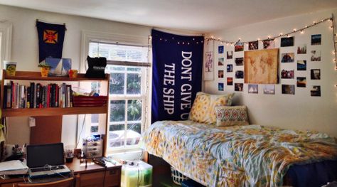 Georgetown University College Dorm Room Ideas For Guys, Dorm Couch, Guy Dorm Rooms, Freshman Dorm, Hostel Room, University Dorms, Dorm Room Hacks, Cool Dorm Rooms, Freshman Year College