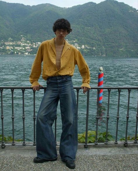 70s Bell Bottoms Men, Bell Bottom Men Outfit, Mens 70s Outfits, 70s Male Fashion, 70s Outfits Men, 1980s Mens Fashion, Drake Fashion, 70s Fashion Men, 70s Mens Fashion