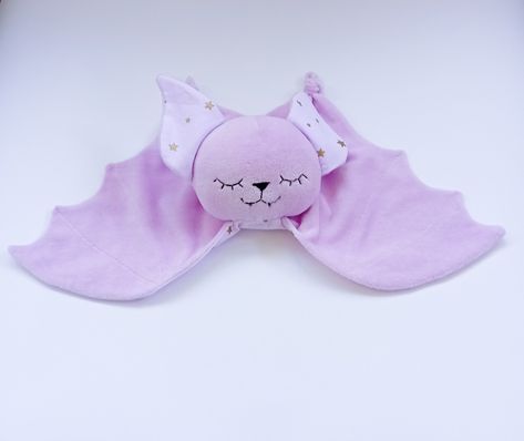 This PDF includes: - 9 pages PDF - 44 Step by step photos - Material List - A full size template. 1/4” (7 mm) seam allowance is included in the template. Bat Lovey Sewing Pattern, Bat Lovey, Lovey Sewing Pattern, Bunny Lovey, Start Sewing, Lovey Pattern, Bat Pattern, Animal Sewing Patterns, Animal Blanket