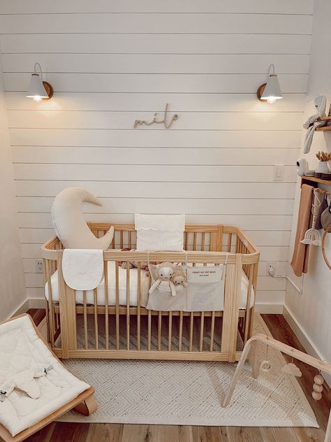 Are you as drawn to the natural wood and shiplap combination in this nursery as I am? The use of wood adds warmth and character to the space, while the shiplap gives it a rustic touch. The wooden name sign bring a touch of nature and life to the room, making it feel like an oasis for the little one. The overall aesthetic is calming and inviting, and I can't wait to see how this space will continue to evolve as the baby grows. Nursery Design by @mabellaflete Wood Accent Nursery, Nursery Ideas Natural Wood, Shiplap Wall In Nursery, Shiplap In Nursery, White Shiplap Nursery, Shiplap Baby Nursery, Shiplap Accent Wall Nursery, Nursery With Shiplap Wall, Nursery Shiplap Wall