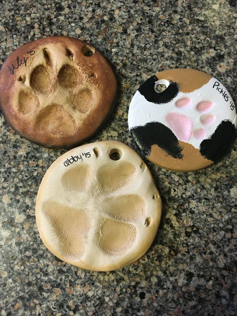 Animal paw print ornament! Super easy and fun, I painted them to look like their fur so it would be more special Hand And Paw Print Art, Dog Crafts For Dogs, Cat Lover Crafts, Pet Paw Print Art Diy, Polymer Clay Paw Print, Clay Paw Print Ideas, Art To Do With Your Dog, Dog Paw Painting Ideas, Cat Paw Print Art