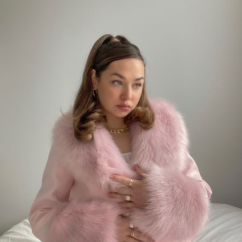 Pink girl influencing fashion Pink Fur Coat Aesthetic, Pink Fur Coat Outfit, Fur Coat Aesthetic, Coat Aesthetic, Hoco 2023, Faux Fur Coats Outfit, Coquette Winter, Pink Faux Fur Coat, Pink Fur Coat