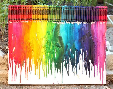 Rainbow Crayon Melt, Rainbow Crayon Art, Crayon Art Melted Ideas, Crayon Drip Art, Crayon Art Tutorials, Melted Crayon Canvas, Melted Crayon Crafts, Summer Holiday Activities, Rainbow Crayons